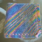 Coperta diagonale per neonati con ferri da maglia