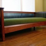 Divano in legno con seduta verde morbida