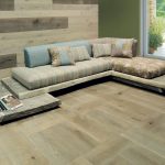Divano fai da te con base in legno e sedute morbide
