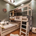 Letto a castello in legno a forma di casa