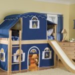 Il letto a castello con extra viene utilizzato come casetta da gioco e come posto completo per dormire