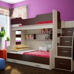 Letto a castello con gradini a cassetto