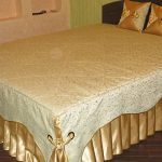 Combinazione di tessuto dorato e a spirale per un copriletto
