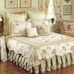 Set di elementi decorativi con motivi floreali per letto