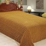 Copriletto marrone con motivo geometrico