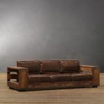 Divano in legno marrone con rivestimento in pelle
