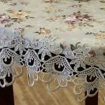 Bellissima tovaglia floreale con pizzo