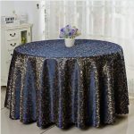 Bellissima tovaglia blu con motivi a spirale realizzata in materiali sintetici