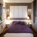 Letto in una camera stretta con due finestre