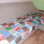 Trapunta patchwork sul sedile del divano