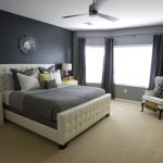 Set minimale di mobili per la camera da letto in grigio
