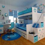 Cameretta nautica con letto bianco e blu