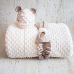 Una coperta morbida dalla consistenza interessante, completa di cappello