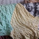 Coperta morbida lavorata a maglia color menta e latte