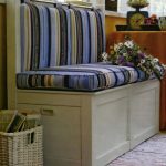 Divanetto a righe con cassetti contenitore