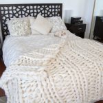 Coperta lavorata a maglia insolita con un motivo grande