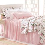 Copriletto rosa tenue per una camera da letto romantica