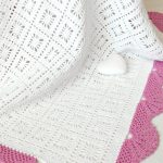 Delicata coperta bianca come la neve con bordo rosa