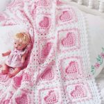 Delicata coperta all'uncinetto rosa per neonato