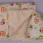Coperta e cuscino con gufi per neonato