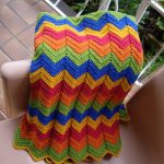 Originale coperta realizzata con zigzag multicolori