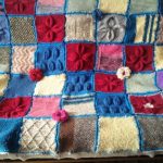 Una coperta originale lavorata a maglia con filati di scarto