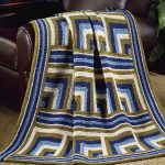 Coperta lavorata a maglia con motivi geometrici