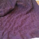 Una coperta con un motivo interessante, lavorata a mano