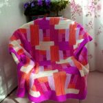 Coperta lavorata a maglia con ferri da maglia con motivi di diverse dimensioni