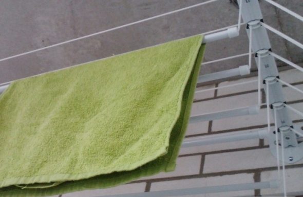 Asciugare una coperta all'esterno