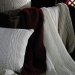 Coperte lavorate a maglia con ferri da maglia di diversi colori e diverse trame