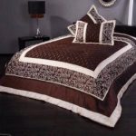 Copriletto nei colori beige e marrone
