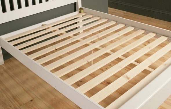 Letto semplice in legno