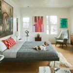 Disposizione di mobili ed elementi decorativi in ​​una camera da letto con finestre diverse