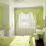 Disposizione dei mobili in una piccola camera da letto verde