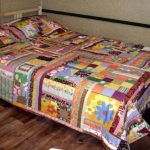 Coperta multicolore realizzata con singole toppe fatte a mano