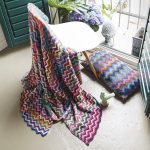 Coperta e cuscino multicolori con filati di scarto