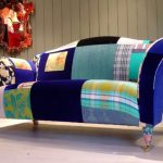 Divano multicolore fai da te con materiali di scarto