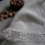 Tovaglia in lino grigio con pizzo