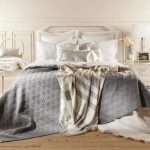 Copriletto grigio con rombi e piccolo copriletto a righe per camera da letto