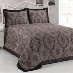 Copriletto jacquard grigio con bordo scuro