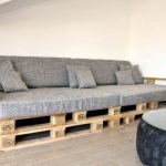 Divano con struttura in pallet grigio