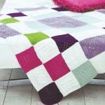 Coperta a quadri con quadrati lavorati a maglia multicolori