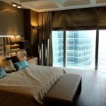 Lussuosa camera da letto con finestra panoramica e letto grande