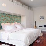 Armadio a parete completo con letto incorporato