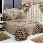 Tende e copriletto con bellissimi elementi decorativi