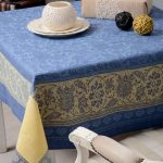 Tovaglia blu e gialla con ornamento per tavolo quadrato