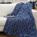 Coperta lavorata a maglia blu con motivo ripetuto