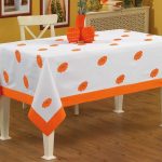 Tovaglia con fiori e decoro arancione
