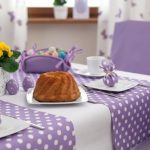 Runner da tavolo e tovaglioli dello stesso colore per decorare la tavola da pranzo